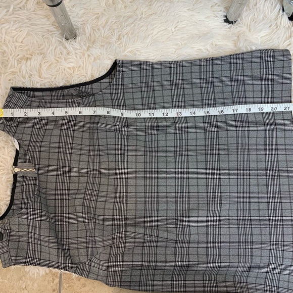 White House Black Market Sleeveless Top - Picture 7 of 7